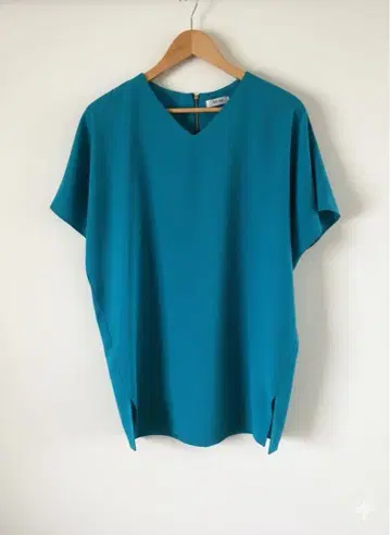 ADORE 터콰이즈 에메랄드 그린 V넥 상의