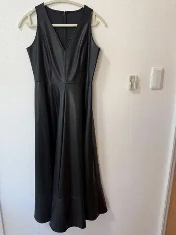 블랙 합성 피혁 플레어 롱 드레스