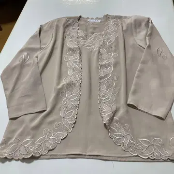 Natura & Fashion 자수 긴팔 블라우스 베이지