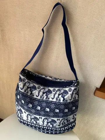 태국 NARAYA 코끼리 패턴 네이비 블루 숄더백
