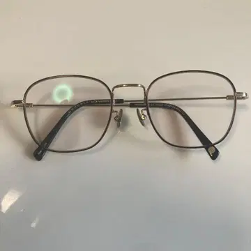 실버 사각형 프레임 안경 케이스 포함