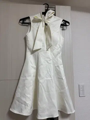 화이트 리본 포함 슬리브리스 원피스