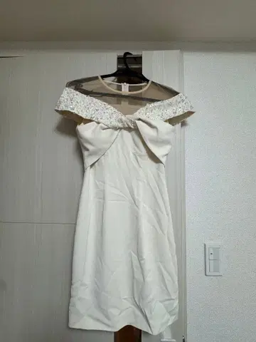 오프숄더 화이트 미니 드레스