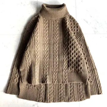 맥피 케이블 터틀넥 니트