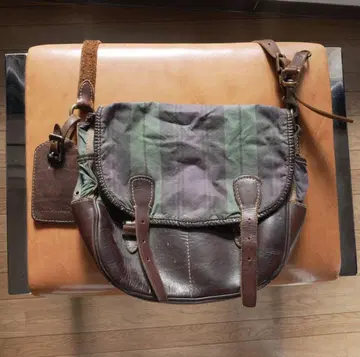 숄더백 그린과 퍼플의 스트라이프