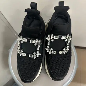 크리스탈 장식 블랙 스니커즈