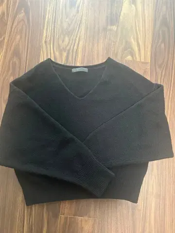 NOBLE 블랙 V넥 스웨터