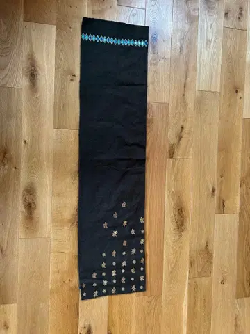 드리스반노튼 스톨 비즈 자수