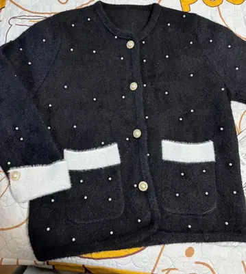 펄 장식 블랙 앤 화이트 가디건