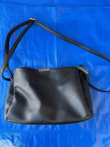 블랙 합성 피혁 숄더백