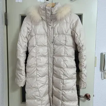 퍼 달린 아이보리 롱 다운 자켓