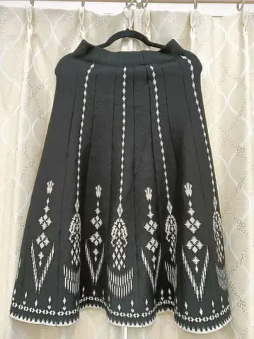 TRUBE 기하학 패턴 니트 스커트 블랙