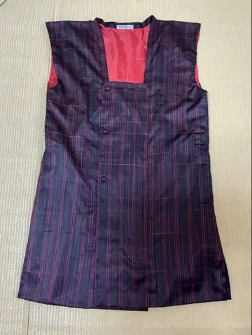 기모노 코트로 제작한 빨간색과 블랙 스트라이프 베스트