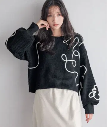 LOWRYS FARM 자수 풀오버 LS 블랙