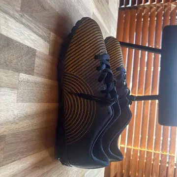 축구 트레이닝 슈즈 블랙/골드 스트라이프 디자인