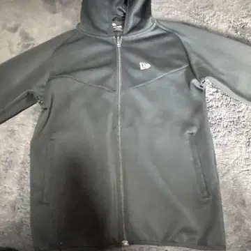 New Era 블랙 후드티 M 사이즈