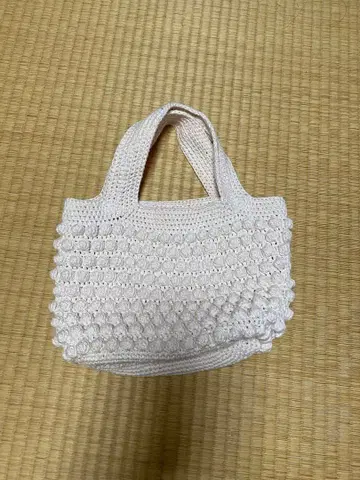 화이트 니트 핸드백