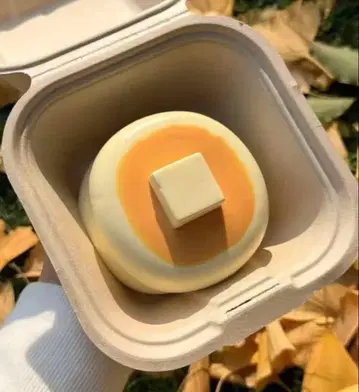 MoMo 퍼 버터의 포근한 스콘 스퀴즈 핫케이크 팬케이크