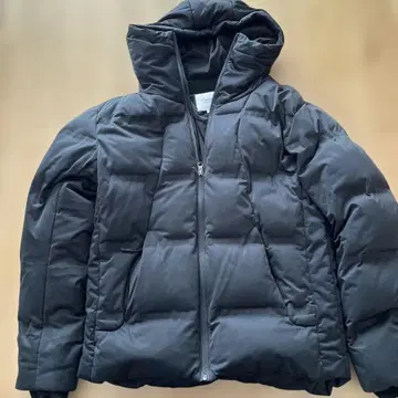 후드 부착 블랙 다운 자켓