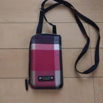 BLUE LABEL 체크 무늬 스마트폰 숄더백