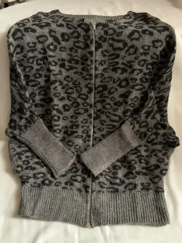 오즈모시스 애니멀 무늬 돌먼 니트 블루종