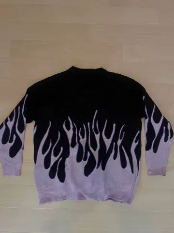 불꽃 무늬 블랙 & 보라색 긴팔 니트