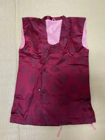 기모노 코트에서 깊은 빨간색 새틴 단일 재단 베스트