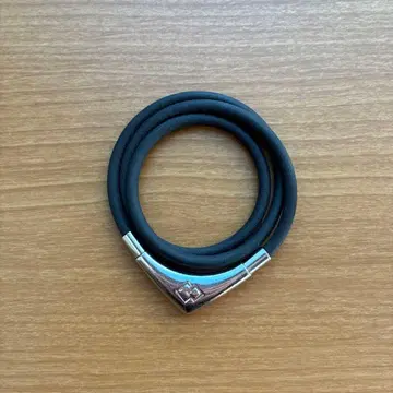 심플한 블랙 러버 초커