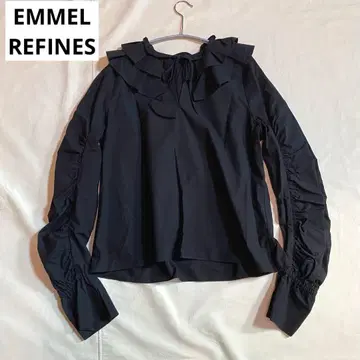 에메르 리파인즈 EM 턱&플레어 칼라 스키퍼 블라우스 블랙