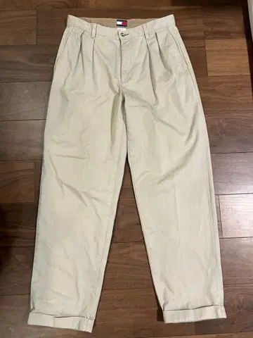 베이지 플리츠 치노 팬츠