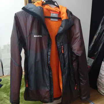 MAMMUT 점퍼 후드 부착 M 사이즈 (가격 인하 협상합니다)