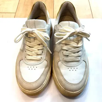 ECCO 화이트/골드 스니커즈 36 (22.5)