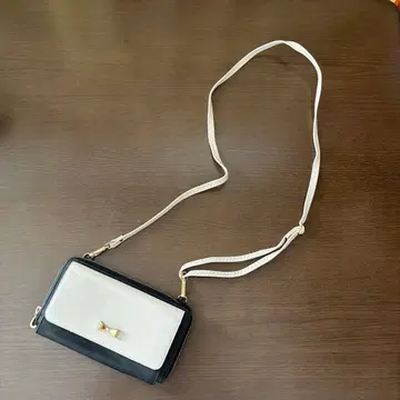 캐시캐시 오크 스트랩 포함 지갑 백