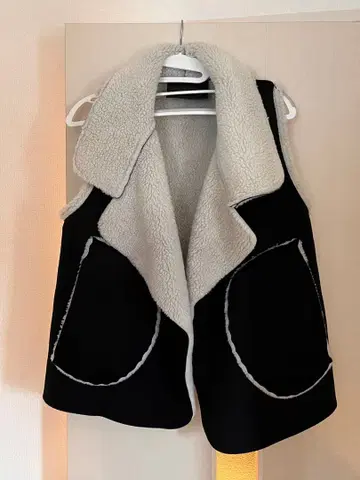 Sweats 플리스 카라 부착 블랙 슬리브리스 베스트