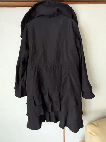 프릴 부착 블랙 롱 코트 후드 부착