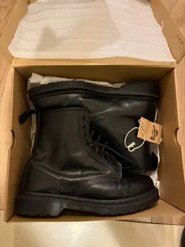 닥터마틴 8홀 모노 사이즈 UK 9 부츠 가죽 블랙