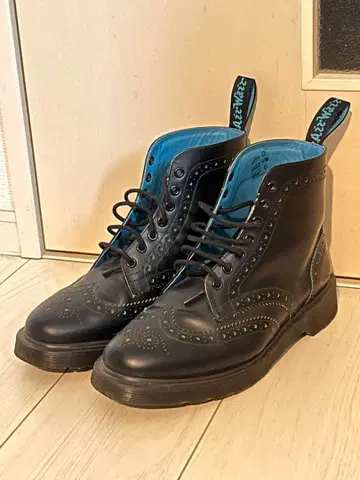 닥터마틴 블랙 브로그 스타일 부츠 파랑 내부