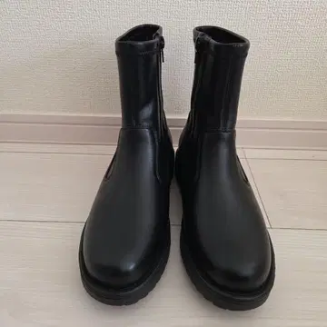 지퍼 달린 블랙 숏부츠