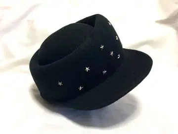 블랙 울 캡 별 모양 자수 부착