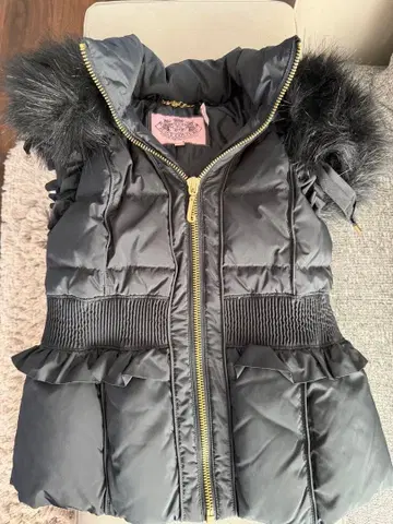 프릴이 달린 퍼가 달린 블랙 다운 자켓