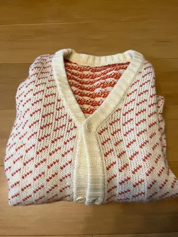 Relume 빨간색과 화이트 다이아몬드 패턴 가디건