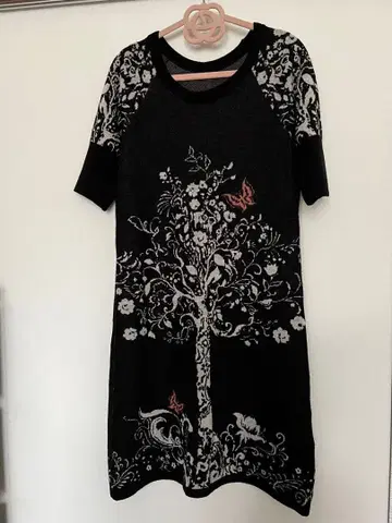 나무 모티브 패턴, 반팔 무릎 기장 원피스