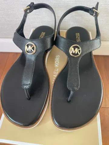 MICHAEL KORS 블랙 샌들