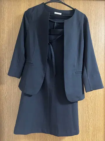 블랙 자켓과 스커트 세트