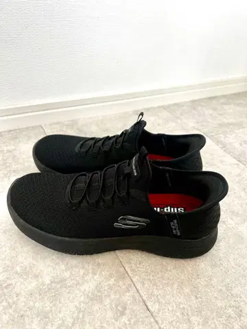 SKECHERS 블랙 스니커즈