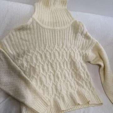 GALLARDAGALANTE 아이보리 케이블 짜임 터틀넥 니트