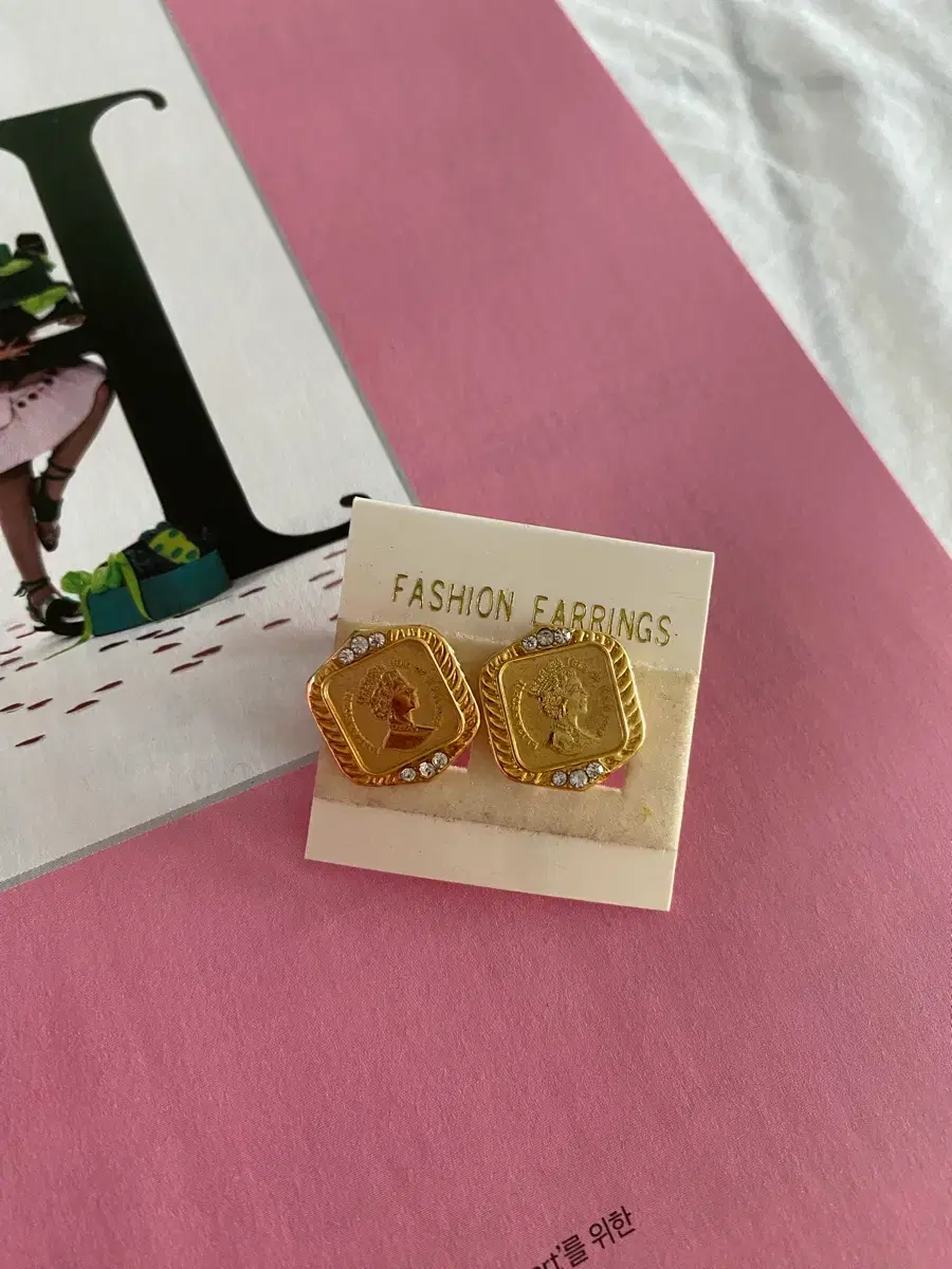 골드 스퀘어 빈티지 귀걸이 코인
