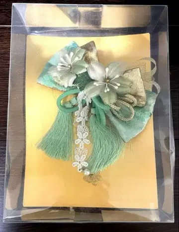 꽃과 리본 머리 장식 그린 컬러와 골드 컬러