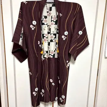 롱 겉옷 브라운색의 어긋난 무늬와 꽃무늬 화장 68cm