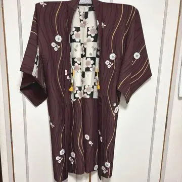 롱 겉옷 브라운색의 어긋난 무늬와 꽃무늬 화장 68cm